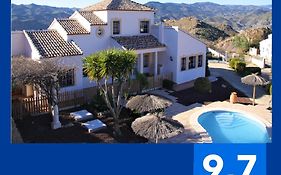 Villa Rosada - Luxurious 3-Bedroom Villa With Garden And Pool